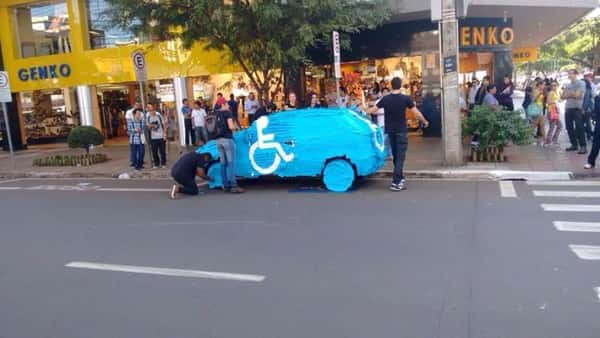 Carro coberto por post-its em Maringá (PR)