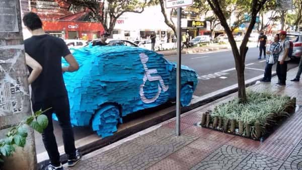 Carro coberto por post-its em Maringá (PR)