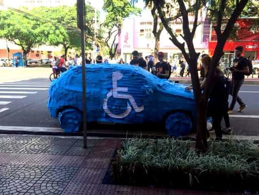 Carro coberto por post-its em Maringá (PR)