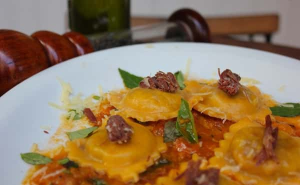 No Via 44, o ravioli de abóbora com carne seca ao molho de carne com sálvia e parmesão vem seguido de Brownie de chocolate com sorvete de creme - R$ 50