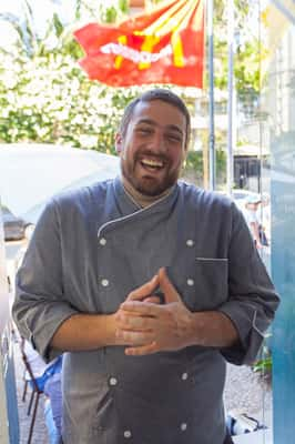 Chef Bruno Alves também realizou releitura do Big Mac no último sábado, dia 8. Foto: Fernando Ctenas