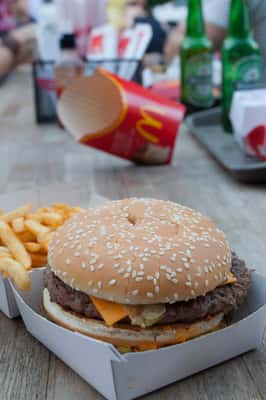 Chef Carlos Bertolazzi faz releitura do clássico Big Mac no #EsquentaMcDia. Foto: Fernando Ctenas