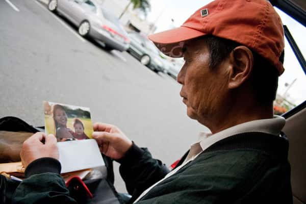 Jovem reencontra pai que vivia em situação de rua