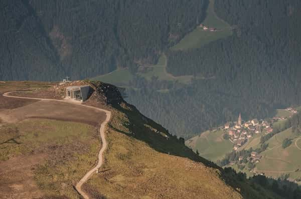 O 'Messner Mountain Museum Corones' está localizado em uma montanha (Foto: Reprodução)