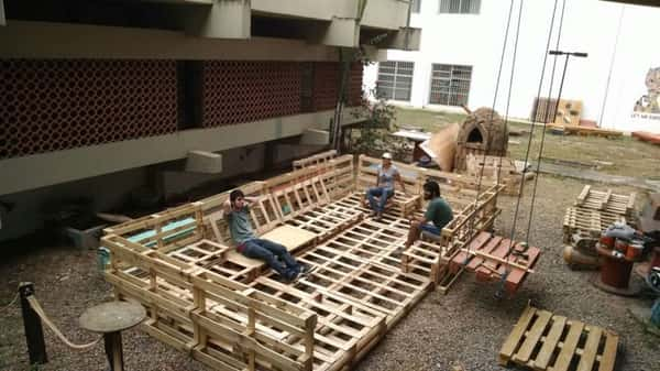 O parklet foi construído com estrados de madeira e materiais reciclados - Foto: Divulgação