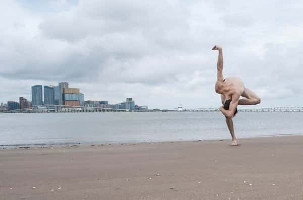 O artista transforma seu corpo em meio à natureza ( Reprodução/Arthur Cadre) 