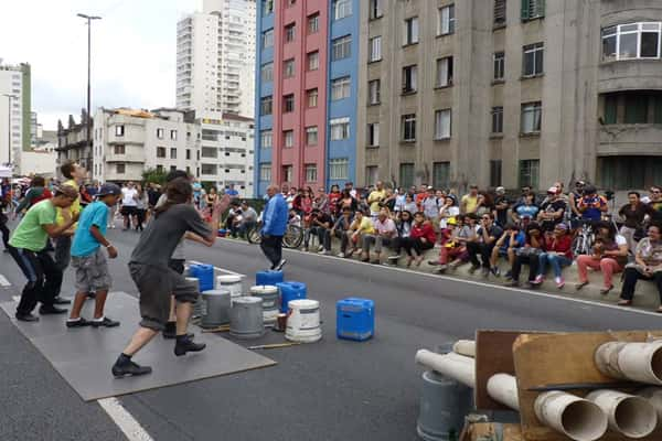 Performance “Embatucadores”, realizada por alunos da E.E.Professor Flamínio Fávero