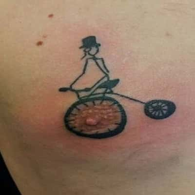 A nova tendência das tatuagens é nos mamilos (Imagem: Divulgação)