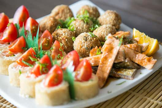 Bolinho de Salmão - Bolinhos de salmão recheados com cream cheese e pele de salmão grelhada, com takê skin, na Companhia do Temaki: R$ 35 (serve 2 pessoas) - Foto: Divulgação