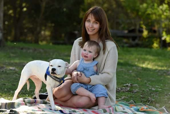 A mãe contou contou  que levou um tempo para a pequena Ella se acostumar com o cachorrinho