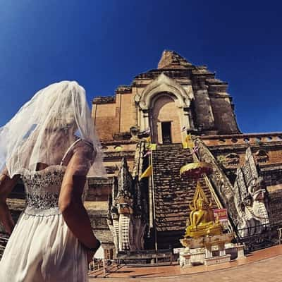 Mulher viaja o mundo usando vestido de noiva e véu