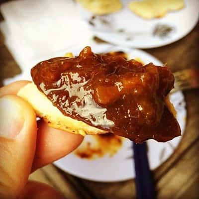 Poppadoms (tipo doritos de farinha de lentilha com temperos indianos) com chutneys de manga, limão e maçã. 100% vegetariano