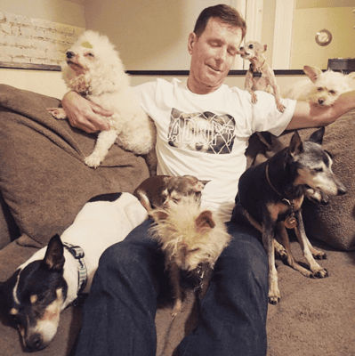 Homem dedica sua vida a cuidar de animais idosos e doentes