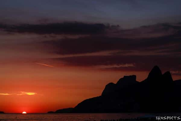 Pôr do sol do Arpoador, com a pedra da Gávea e o morro dois irmãos 