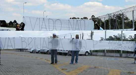 Torcida do Corinthians após ex-jogador da equipe beijar um homem publicamente. A manifestação de intolerância rendeu multa de R$ 23 mil à torcida organizada Camisa 12 