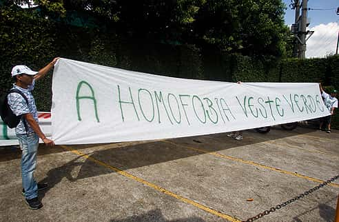 torcida do Palmeiras em frente ao Centro de Treinamento do clube (FOTO FERNANDO DANTAS/GAZETA PRESS