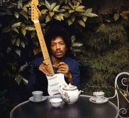  Jimmi Hendrix e sua inseparável guitarra, um dia antes de morrer 