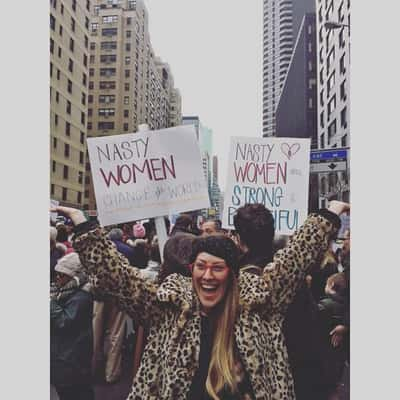 Nasty woman ou Mulher 'nojenta', virou um termo de empoderamento feminino durante as eleições americanas. Trump usou a frase pra ofender Hillary Clinton, que foi dura, forte e poderosa em seus discursos, e foi chamado de misógeno (Foto: Reprodução Instagram)