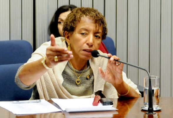 A deputada Leci Brandão em sessão de CPI na Assembleia