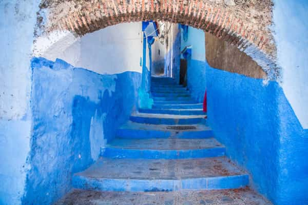 Chefchaouen, no norte do país, atrai a atenção dos turistas pelas cores de suas casas 