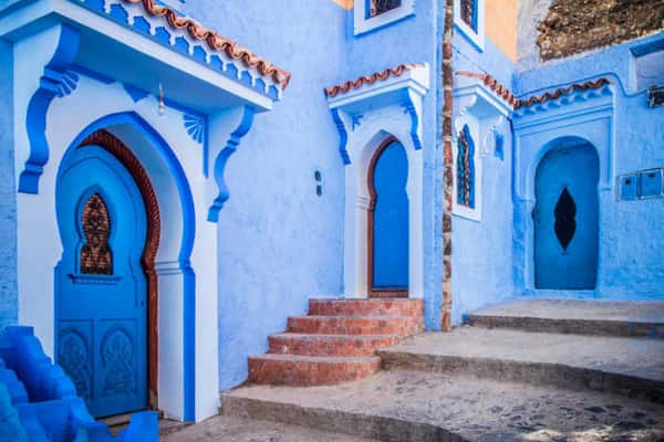 Chefchaouen, no norte do país, atrai a atenção dos turistas pelas cores de suas casas 