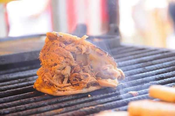 O food truck vende a comida de rua típica da Colômbia