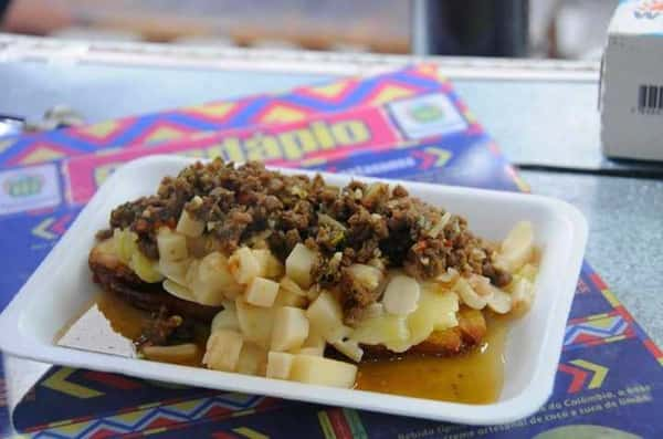 O food truck vende a comida de rua típica da Colômbia