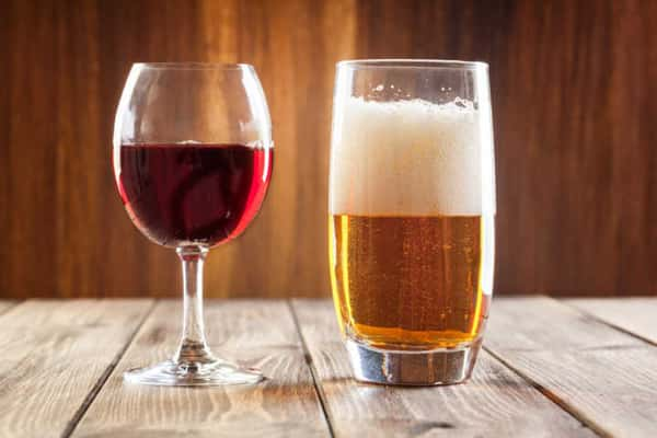 2- Bebidas alcoólicas: cerveja e vinho infelizmente também estão nessa lista.
A filtragem da cerveja (para coletar leveduras e clarear a bebida) pode ser feita com produtos que derivam das bexigas natatórias dos peixes, dos caranguejos ou com gelatina (derivada de tutano de boi). Os produtos geralmente não permanecem na bebida, mas podem fazer com que muitos pensem em abandonar seu consumo.
O mesmo pode ser usado em vinhos para remover taninos, mas neste produto esse tipo de processo é cada vez menos usado.
