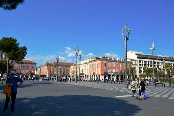 Vista da Place Masséna, praça principal de Nice que fica entre os centros antigo e novo da cidade