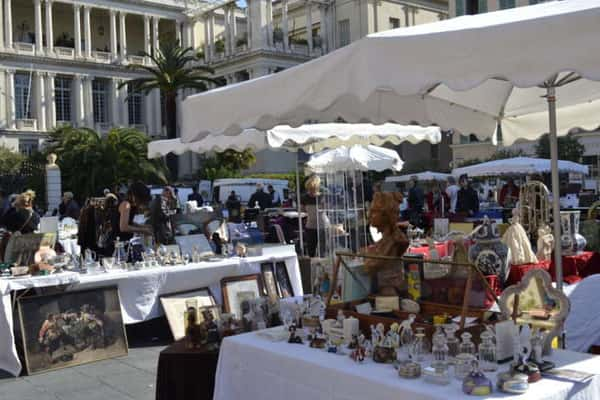 Às segundas-feiras, o Cours Saleya abriga uma feira de antiquários 