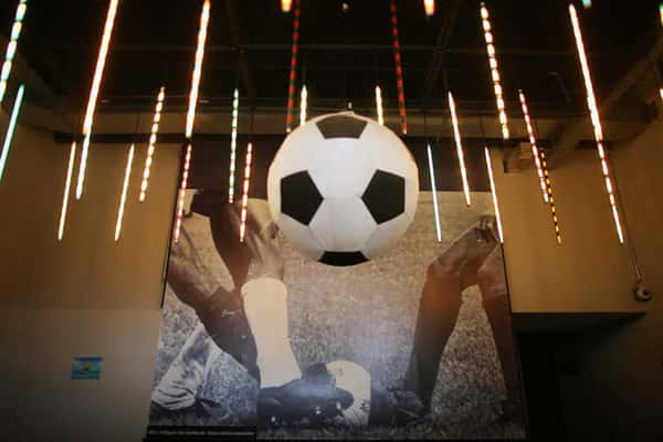 Painel na entrada do Museu Brasileiro do Futebol,  estádio do Mineirão