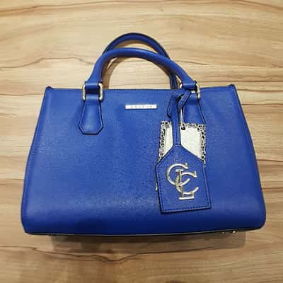 Bolsa azul Colcci de R$ 679 por R$ 379