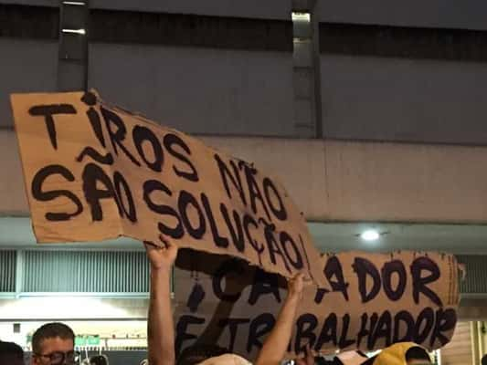 Manifestantes protestam pela morte de Ricardo Nascimento por PM