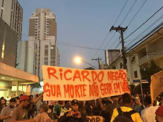 Manifestantes protestam pela morte de Ricardo Nascimento por PM