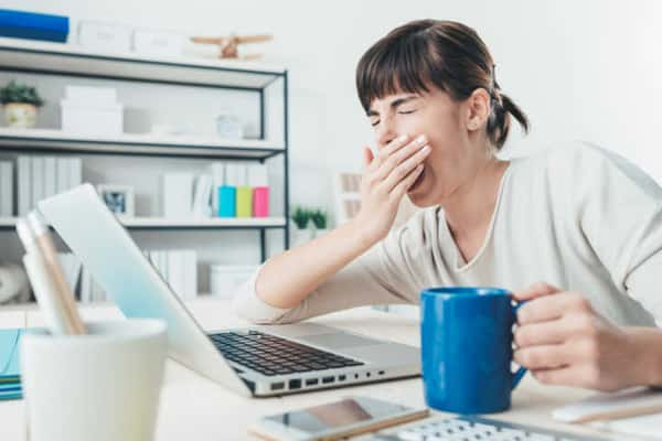 1- Cansaço: fadiga logo no começo do dia ou mesmo sem ter feito muito esforço físico ou mental pode ser um indício de que o corpo precisa de uma pausa: 