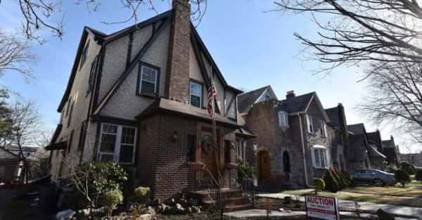 Fachada da casa onde Donald Trump nasceu, no bairro do Queens, em NY