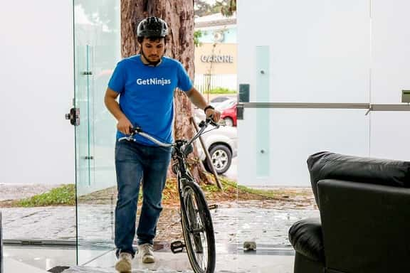 Todos os dias, o desenvolvedor do GetNinjas, Caio Salgado, pedala 4 km para chegar ao trabalho 