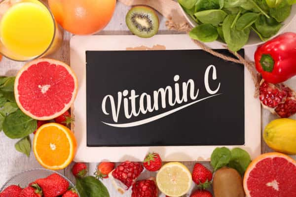 Vitamina C: um estudo constatou que a ingestão desse nutriente está associada à menor probabilidade de ter uma aparência enrugada e a pele ressecada. Isso acontece porque a vitamina C é um antioxidante natural que auxilia na formação do colágeno, responsável pela elasticidade e firmeza da pele. Ela pode ser encontrada em frutas cítricas, como laranja, limão, abacaxi e morango, além de vegetais, como repolho, cebola e pimentão. 