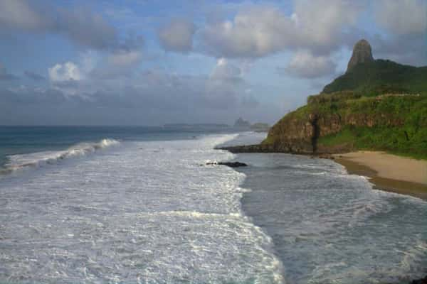 Praia do Americano, durante temporada de sweel, em Fernando de Noronha