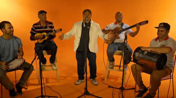 Ronaldo (pandeiro), Morão (cavaco), Chocolatte (voz), Marquinhos (violão) e Rony (percussão) 