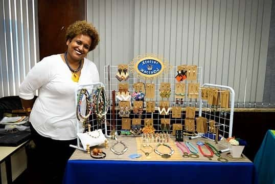 Maria Adelaide é empreendedora e criadora e artesã responsável pelo Atelier MaclaDê. Suas peças exclusivas, tem inspiração na cultura Afro brasileira.