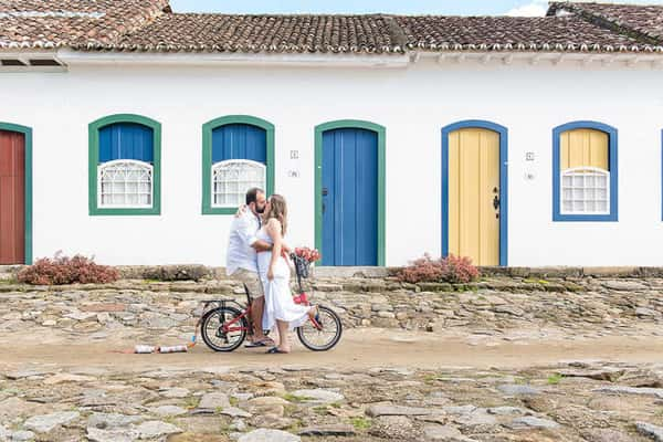 O casal Nicole e Rodrigo, em Paraty (RJ)