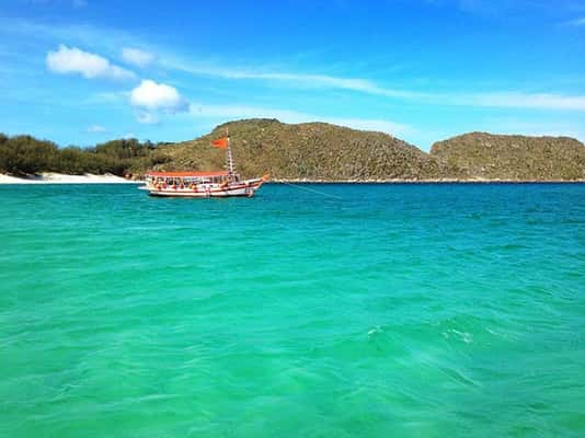 Passeios de barco saem da Praia dos Anjos e passam pelos pontos mais lindos de lá