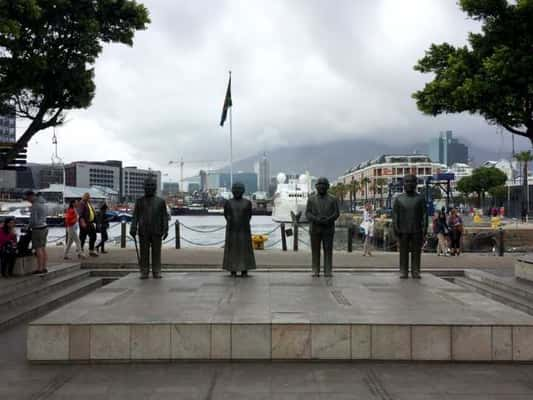 Nobel Square - praça em que são homenageados os quatro sul-africanos laureados com o Nobel da Paz: Albert Luthuli, Desmond Tutu, FW de Klerk e Nelson Mandela