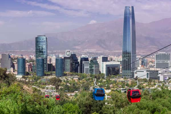 Teleférico que dá acesso ao Cerro San Cristóbal com o Sky Costanera ao fundo