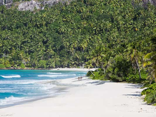 A ilha é recheada de paisagens paradisíacas e locais isolados 