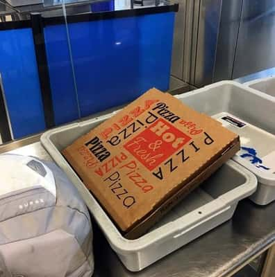 A pizza não foi apreendida, mas os agentes da TSA consideraram uma 