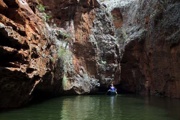 O Xingó é o quinto maior cânion navegável do mundo, onde o surgimento de lagos engoliu cachoeiras e corredeiras, devido a seu represamento, no rio São Francisco, em Canindé do São Francisco. Na base da Gruta do Talhado, sobre águas de tons esverdeados, visitantes fazem um dos passeios mais simples e impactantes de todo o roteiro, uma navegação entre imensos paredões de granito avermelhado, a bordo de pequenas embarcações a remo