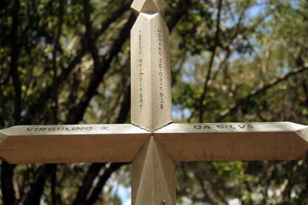 Na trilha até a Grota do Angico é possível ver a cruz que faz homenagem a Lampião, morto no local, em 1938, ao lado de seu bando