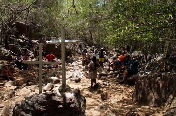 Turistas na Grota do Angico, onde Lampião e seu bando foram encontrados pela polícia alagoana, em 1938